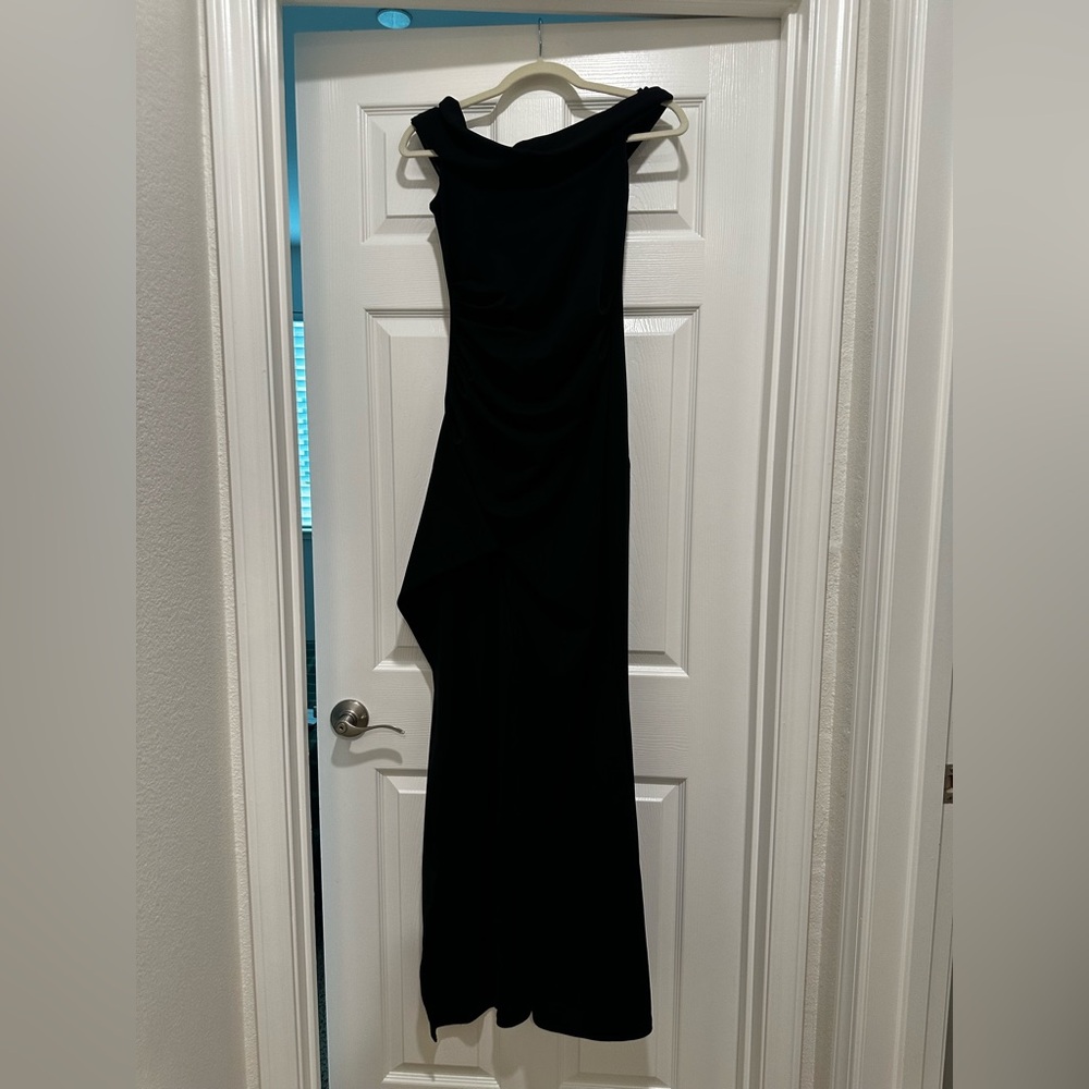 Elegant Black Evening Gown - Picture 2 of 2